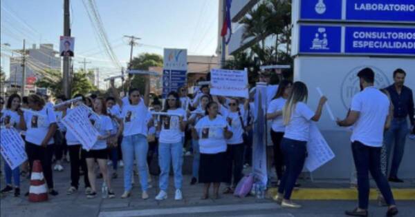 La Nación / Realizaron manifestación exigiendo justicia para paciente fallecida por aparente mala praxis en sanatorio privado
