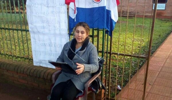 Roseña embarazada se encadena frente al municipio de la ciudad turística de Jesús en Itapúa
