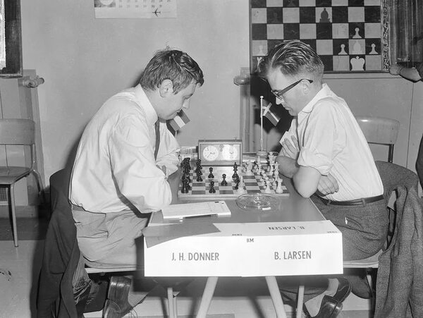 Ajedrez por Zenón Franco: Partidas Memorables (202), Jan H. Donner vs. Bent Larsen, Wageningen 1957 - Polideportivo - ABC Color