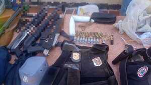 Diario HOY | Armas, placas y chalecos policiales en manos de criminales