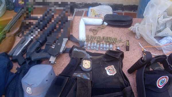 Diario HOY | Armas, placas y chalecos policiales en manos de criminales