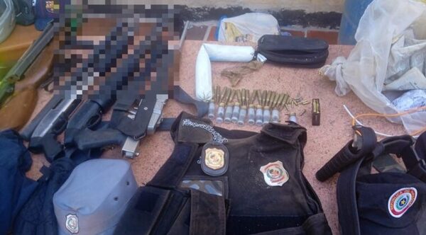 Armas, placas y chalecos policiales en manos de criminales - Noticiero Paraguay