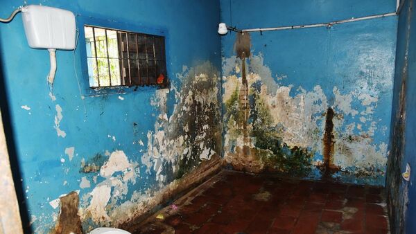 Neurosiquiátrico, lleno de humedad y con baños insalubres