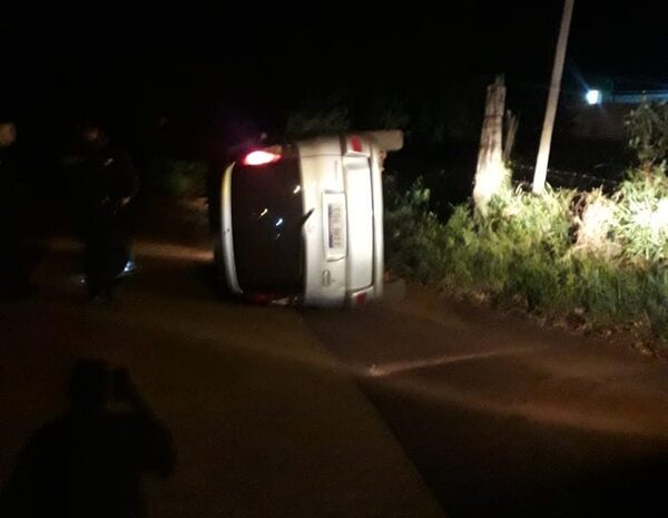 Borracho volcó con su vehículo