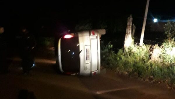 Conductor alcoholizado pierde el control de su auto y vuelca