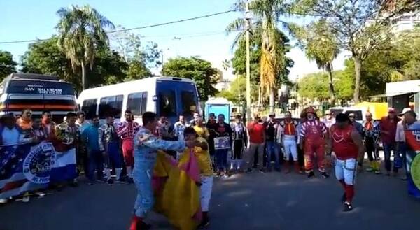 Crónica / ¡Se 'armó' el ruedo frente al Congreso! Toreros se manifiestan en contra de ley que prohíbe torines