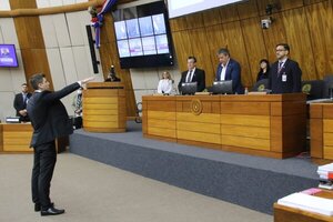 Sin que el pleno haya tratado el pedido de permiso de liberal, ya juró su suplente - ADN Digital