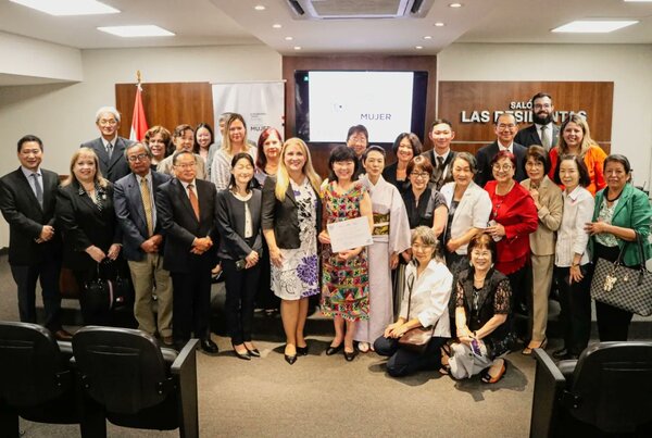 Ministerio de la Mujer reconoce trayectoria a la artista Elena Kanazawa por difundir la artesanía paraguaya en Japón - .::Agencia IP::.