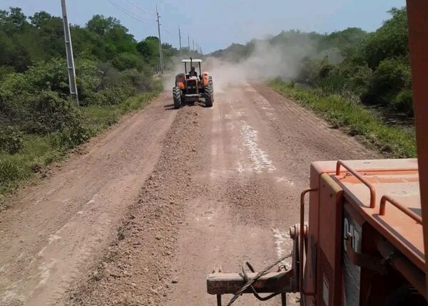 Avanzan las tareas para mejorar la transitabilidad de caminos vecinales en Alto Paraguay
