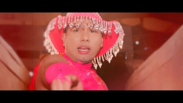 Vaquero sexy causa furor con su tema "Urratatata"
