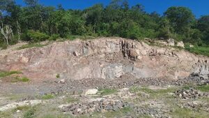 Cerros “Tres Hermanos” de Fuerte Olimpo, en riesgo por extracción irregular de piedras - Noticias del Chaco - ABC Color