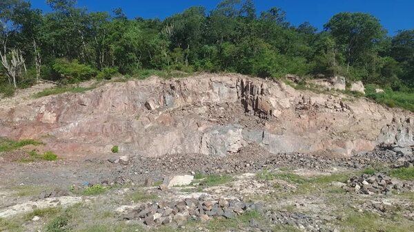 Cerros “Tres Hermanos” de Fuerte Olimpo, en riesgo por extracción irregular de piedras - Noticias del Chaco - ABC Color