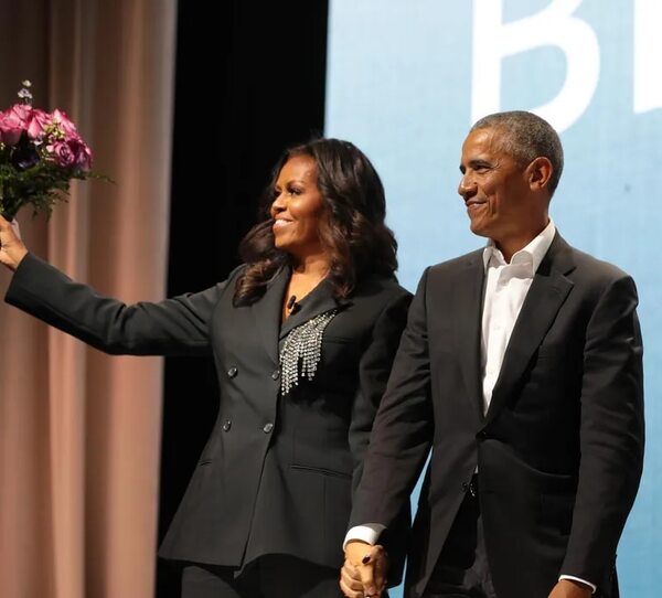 Michelle Obama presentó su nuevo libro y Barack la llenó de elogios - Gente - ABC Color