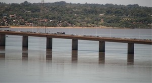 A PESAR DEL COMUNICADO EL PUENTE INTERNACIONAL ESTUVO LLENO DE VEHÍCULOS