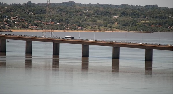 A PESAR DEL COMUNICADO EL PUENTE INTERNACIONAL ESTUVO LLENO DE VEHÍCULOS