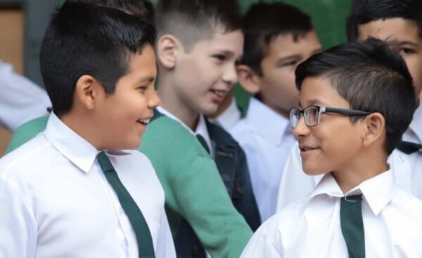 Colegios no pueden negar exámenes ni retener libretas