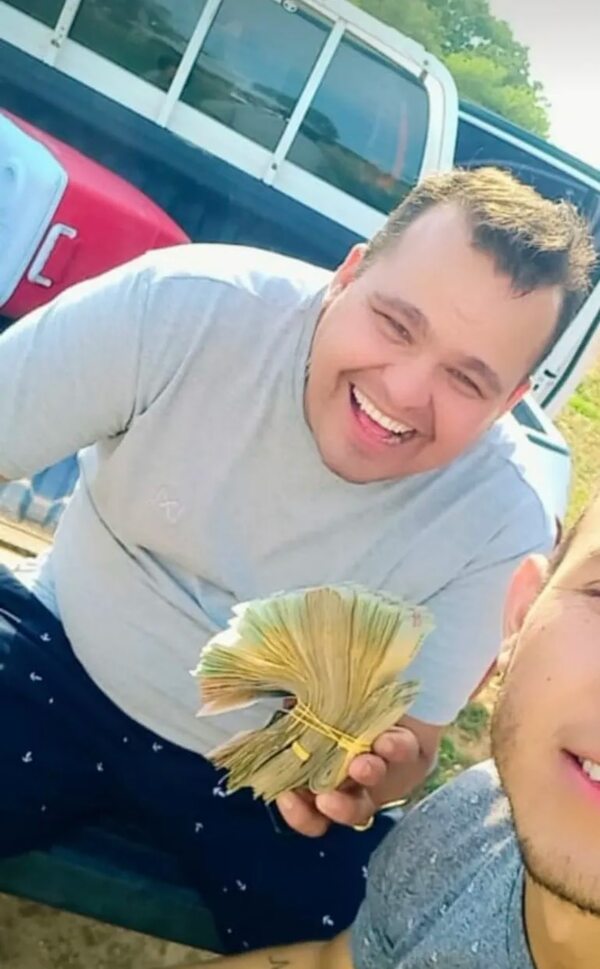 Circula foto de cuestionado funcionario de la Gobernación de Boquerón con fajos de billetes - Noticias del Chaco - ABC Color