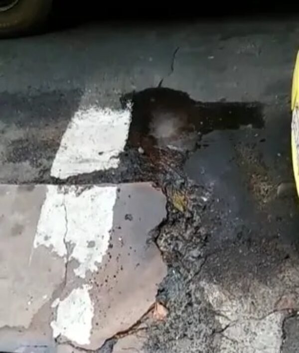 Una parte de la calle se está hundiendo - Crónicas Ciudadanas - ABC Color