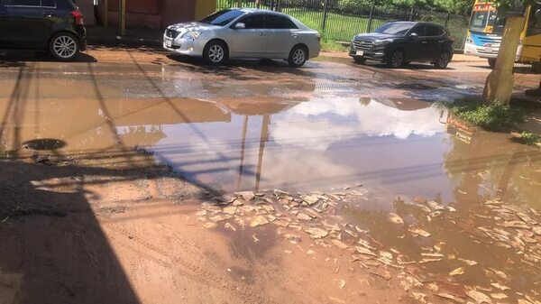 Supermercado tira su agua de cloaca a la calle - Crónicas Ciudadanas - ABC Color