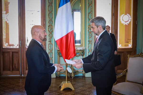 El nuevo embajador de Francia Pierre-Christian Soccoja entregó a Mario Abdo Benítez las copias de sus cartas credenciales - Revista PLUS