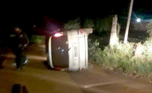 Ebrio volcó su vehículo y quedó aprehendido