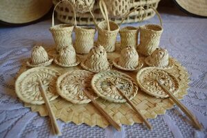 Artesana limpeña teje artículos navideños de takuara y karanda’y - Nacionales - ABC Color