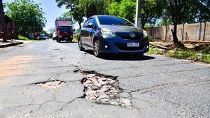 Calles de la ciudad de Villa Elisa están llenas de peligrosas grietas