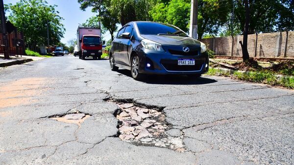 Calles de la ciudad de Villa Elisa están llenas de peligrosas grietas