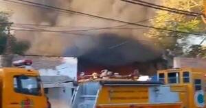 La Nación / Reportan incendio de gran magnitud en una recicladora de Capiatá