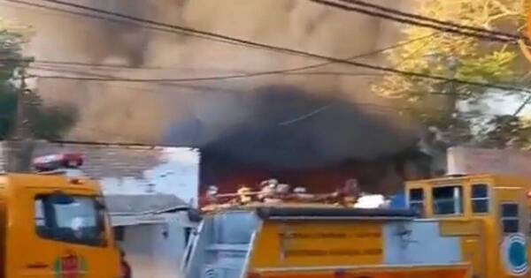 La Nación / Reportan incendio de gran magnitud en una recicladora de Capiatá