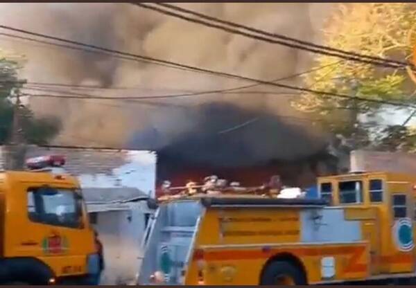 Recicladora de Capiatá arde tras aparente cortocircuito | OnLivePy