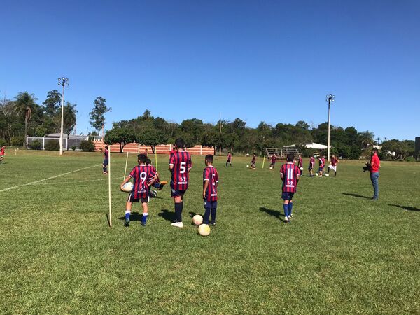 70 futuros ídolos de la azulgrana son formados en la Escuela de fútbol del CCP en Encarnación