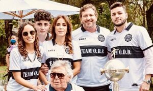 Olimpia hace 'socio vitalicio' a Alejandro Domínguez con la firma de ODD