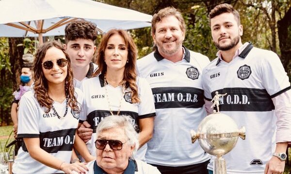 Olimpia hace 'socio vitalicio' a Alejandro Domínguez con la firma de ODD
