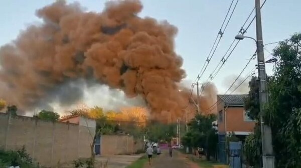 Incendio de gran magnitud en recicladora de Capiatá