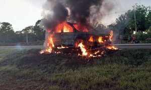 Vehículo arde en llamas tras choque