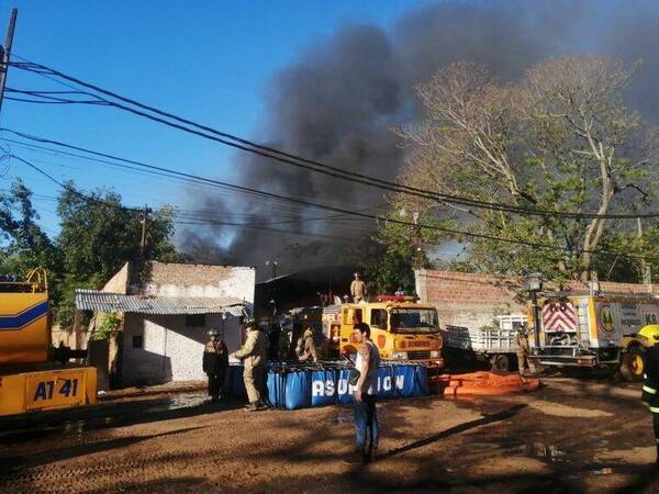 Crónica / Una chatarrería ardió en llamas en Capiatá