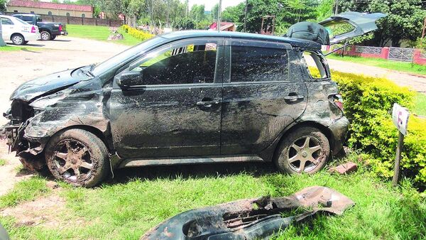 "Carnearon" el auto de la esposa de subcomisario