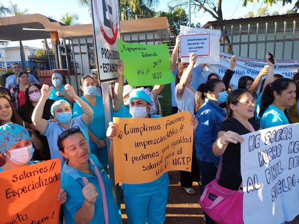 Diario HOY | Funcionarios del Hospital Acosta Ñu se manifiestan para exigir equiparación salarial