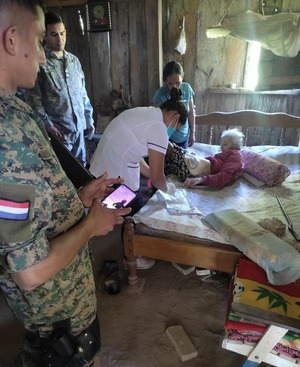 Denuncian que abuelita enferma vive en estado de abandono