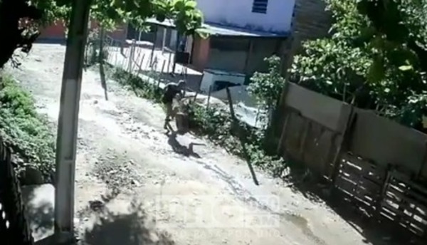 (Video) Embarazada es atacada con un feroz machete por su vecina