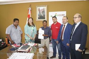 ​Presidenta del INDERT entregó título de propiedad a comunidad indígena Mbya Guaraní, de Caaguazú