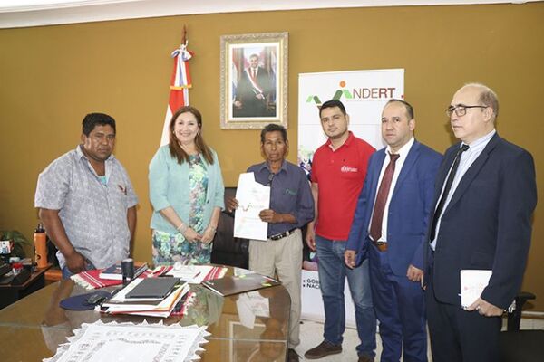 ​Presidenta del INDERT entregó título de propiedad a comunidad indígena Mbya Guaraní, de Caaguazú