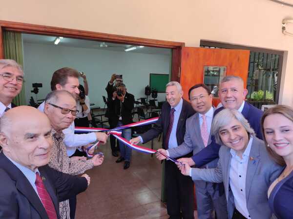 Inauguración del Centro de Apoyo al Emprendedo ren la FCE-UNE - La Clave