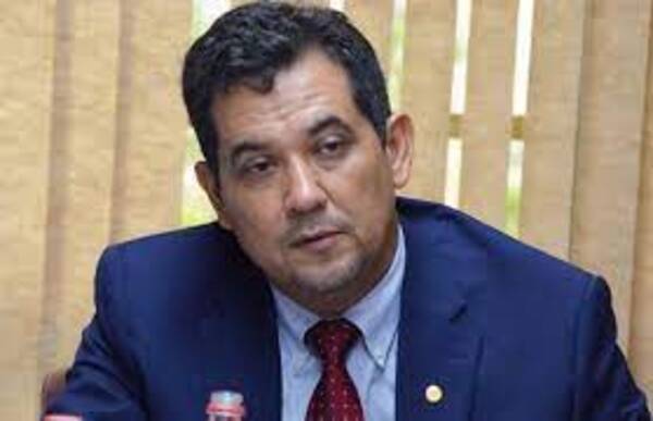 Senador exige renuncia de Fretes y sumario por trafico de influencias a su hijo