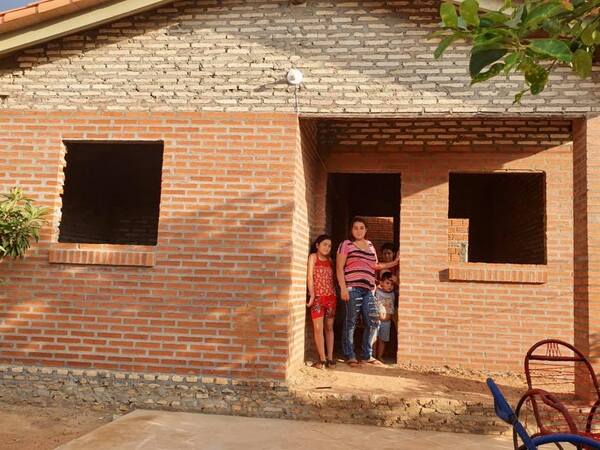 Denuncian casos de estafas para la adjudicación de casas - La Clave