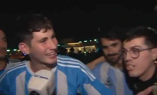 Tildan de racista un cántico de argentinos - La Prensa Futbolera