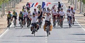Llegaron a Doha los dos hinchas franceses que partieron en bicicleta en agosto