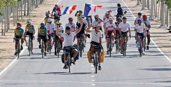 Llegaron a Doha los dos hinchas franceses que partieron en bicicleta en agosto