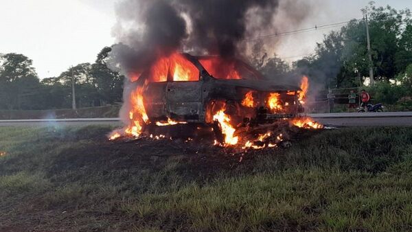 Tras choque, vehículo se incendia y conductor sale ileso